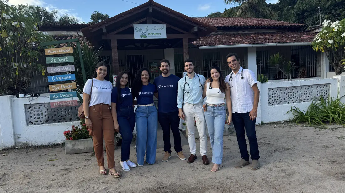 Equipe da Ecocardio em frente à Amem, durante ação beneficente