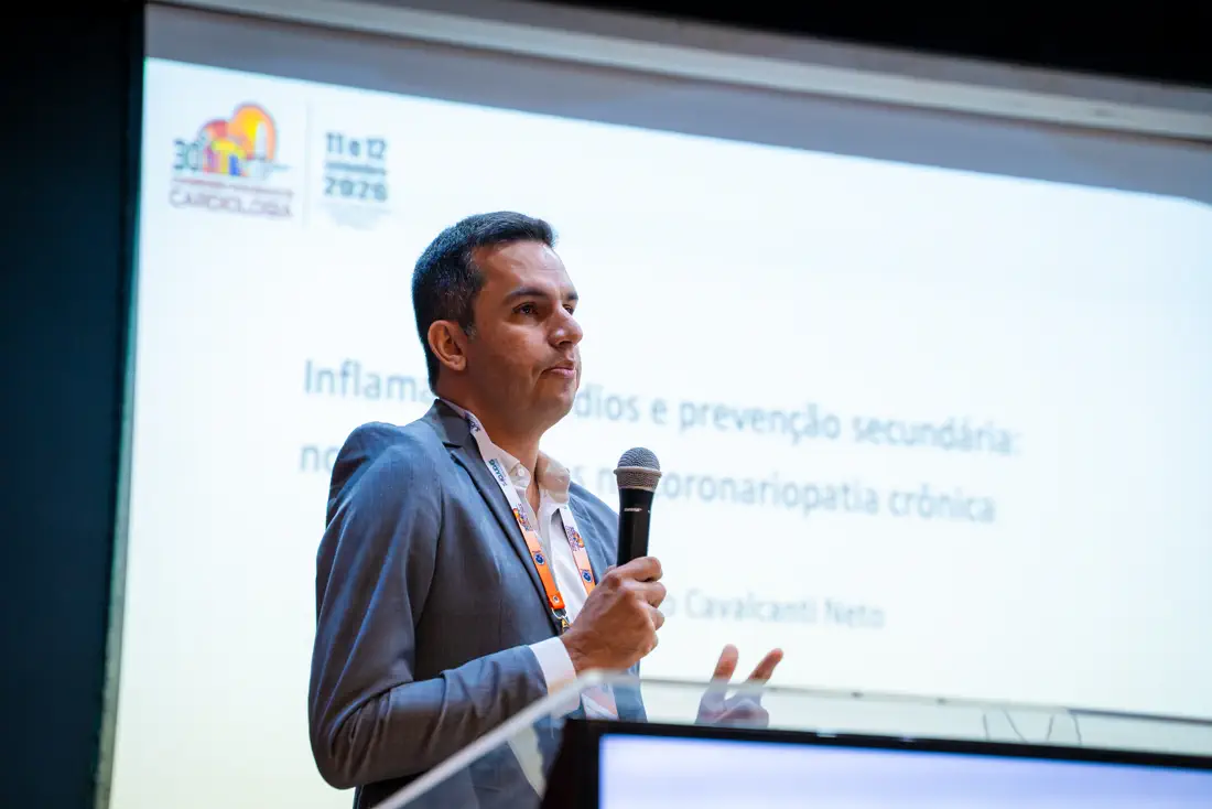 Dr. João Cavalcanti Neto apresentando no Congresso Paraibano de Cardiologia